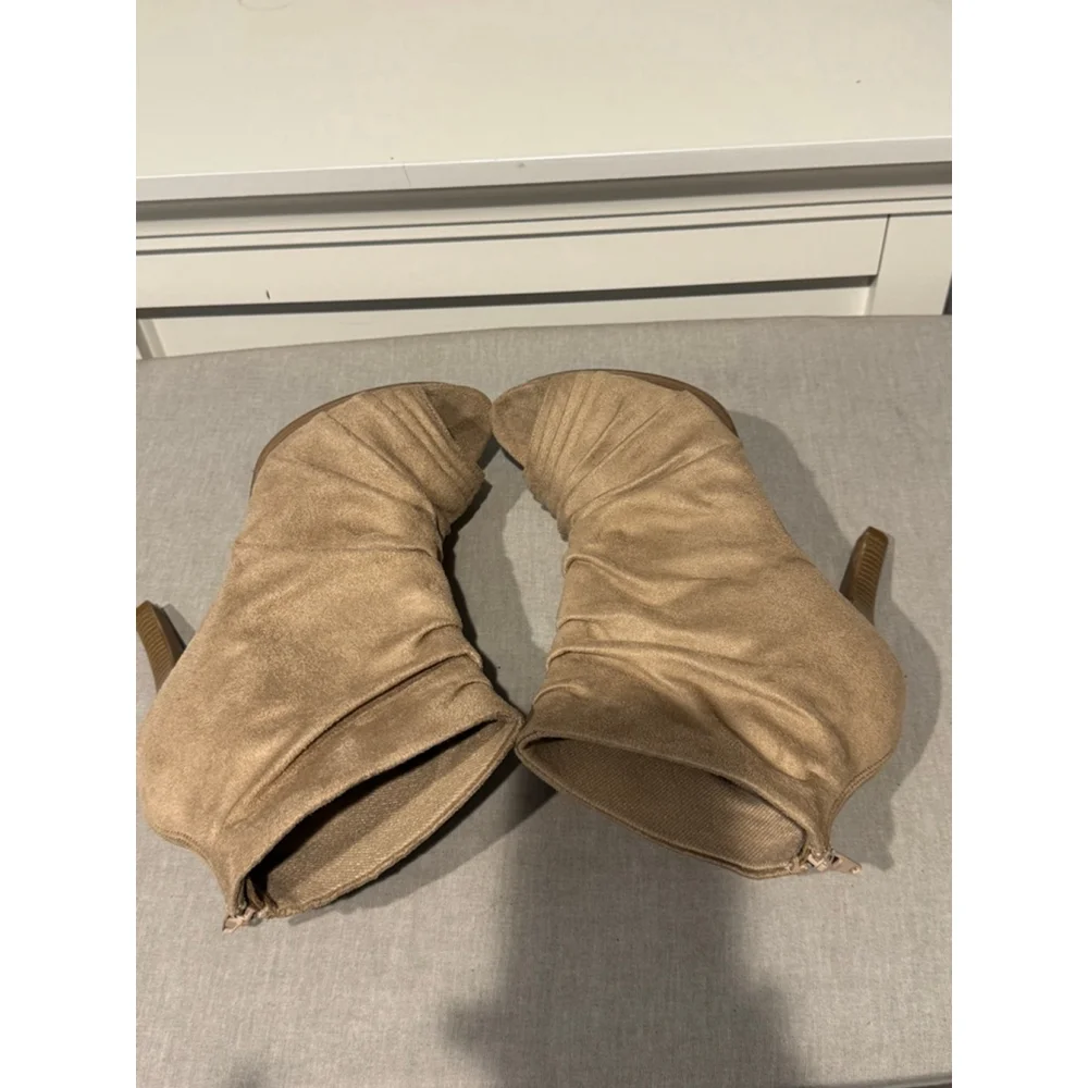 Women's Fioni Beige faux suede slouch Peep Toe Ankle Boots & Booties Size 9.5